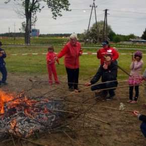 MAJÓWKA W GMINIE KARNICE ZE WSPÓLNĄ ZABAWĄ I OGNISKIEM!