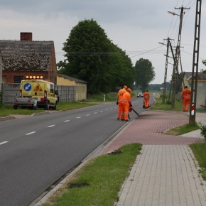 CHASZCZE I TRAWY ZNIKAJĄ PRZY DROGACH W GMINIE KARNICE