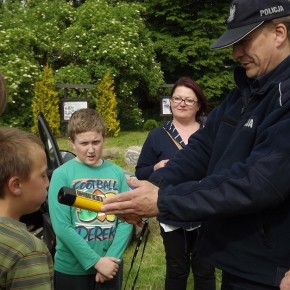 POLICJANCI Z GRYFIC ODWIEDZILI DZIECI W KARNICACH