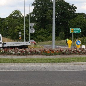 WSZYSTKIE RONDA JUŻ NASADZONE KWIATAMI