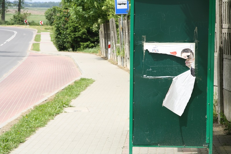 skrobotowa kampania wyborcza na przystanku