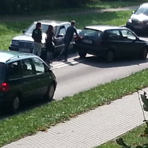 AUTO WJECHAŁO DO ROWU