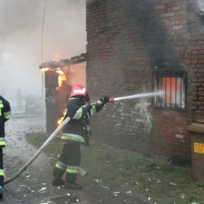 PALIŁ SIĘ BUDYNEK GOSPODARCZY W MOJSZEWIE - ZOBACZ ZDJĘCIA