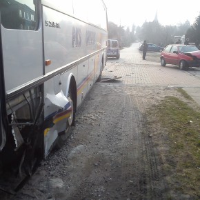 Pilne: wypadek z udziałem autobusu szkolnego !