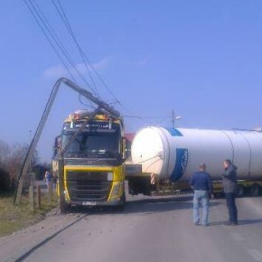 Ciężarówka staranowała słup energetyczny