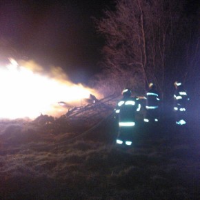 Wyrzucił i podpalił