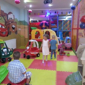 W KINIE I SALI ZABAW