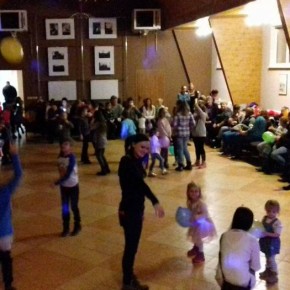 DUŻO DZIECI I DUŻO DOBREJ ZABAWY NA CHOINCE W KARNICACH