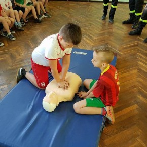 STRAŻACY UCZYLI NAJMŁODSZYCH JAK UDZIELAĆ PIERWSZEJ POMOCY
