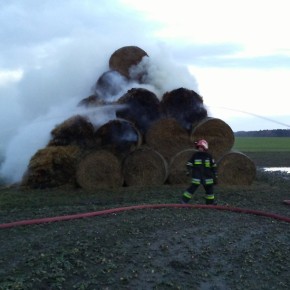 SPŁONĘŁO PONAD 200 BALOTÓW SŁOMY