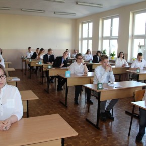 TRWAJĄ EGZAMINY GIMNAZJALNE