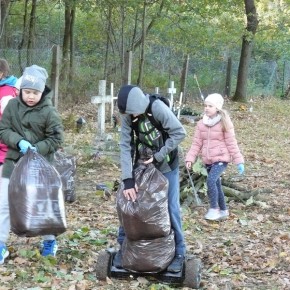 ZUCHY SPRZĄTAJĄ OPUSZCZONE GROBY
