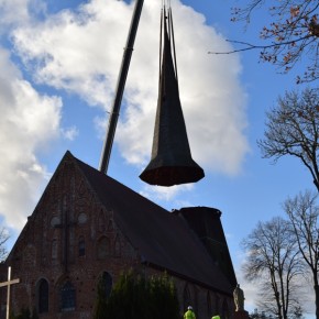 WIEŻA KOŚCIOŁA W CERKWICY ZDEMONTOWANA