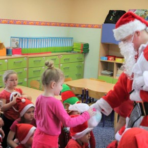 MIKOŁAJ WŚRÓD NAJMŁODSZYCH DZIECI W KARNICACH