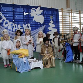 KOLĘDY I PASTORAŁKI W KARNICKIEJ SZKOLE