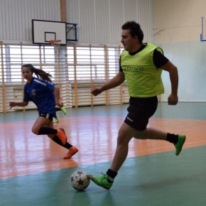 ZESPÓŁ STARZY WYJADACZE WYGRYWA TURNIEJ HALOWY