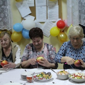 WSPÓLNA ZABAWA DLA MAŁYCH I DUŻYCH W DREŻEWIE