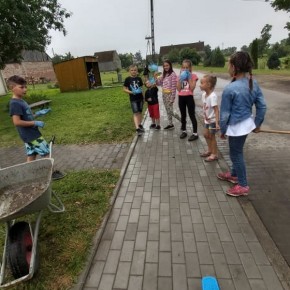 MIESZKAŃCY CIEĆMIERZA POSPRZĄTALI SWOJĄ WIEŚ