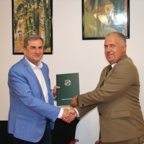 MIESZKAŃCY POSADZĄ DRZEWA SWOIM DZIECIOM