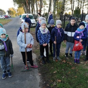 ZUCHY POSPRZĄTAŁY OPUSZCZONE GROBY