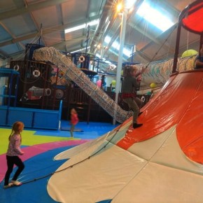 NAJMŁODSI UCZNIOWIE Z KARNIC W PARKU ROZRYWKI