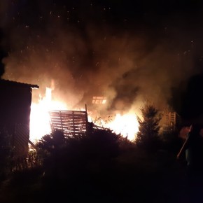 W KARNICACH SPŁONĘŁA ALTANA I PRZYCZEPA KEMPINGOWA