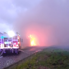 PŁONĄ BALOTY SŁOMY MIĘDZY CERKWICĄ A GOCŁAWICAMI