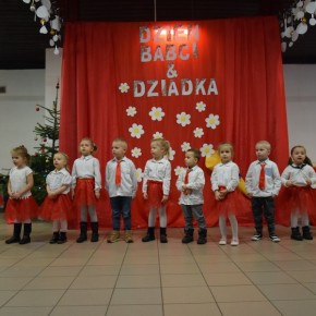 Babcia i dziadek w sercu każdego dziecka zajmują szczególne miejsce Babcia i dziadek w sercu każdego dziecka zajmują szczególne miejsce