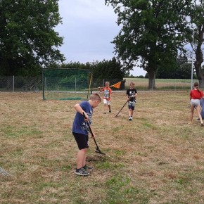 W PAPROTNIE MIESZKAŃCY SAMI ZROBILI BOISKO