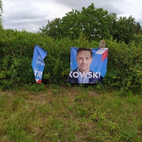 ZNISZCZONE BANERY TRZASKOWSKIEGO