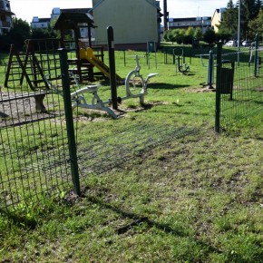 Wandale zniszczyli ogrodzenie placu zabaw w Cerkwicy