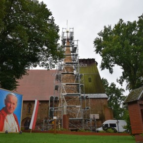 SKRADZIONO DESKI DO REMONTU WIEŻY KOŚCIOŁA