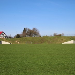 KOLEJNY MASZT OŚWIETLENIOWY NA STADIONIE W CERKWICY