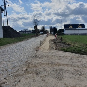 ROZPOCZĘŁA SIĘ PRZEBUDOWA DROGI W PAPROTNIE