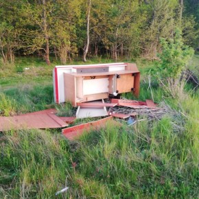 ZNÓW KTOŚ PODRZUCIŁ ŚMIECI