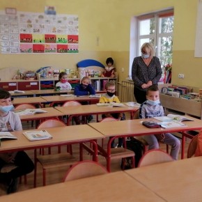 UCZNIÓW CORAZ MNIEJ A WYDATKI ROSNĄ