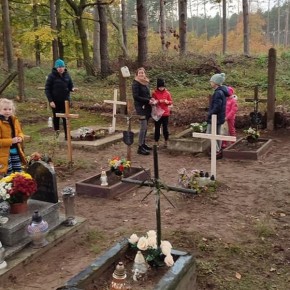 ZUCHY SPRZĄTAŁY GROBY