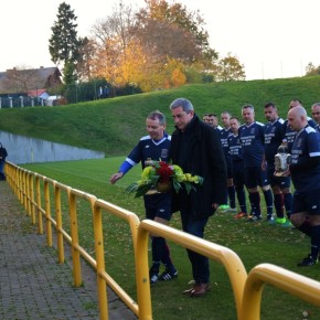 PIŁKARZE BIZONA PAMIĘTAJĄ O ZMARŁYCH KOLEGACH