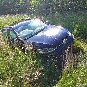 AUTO W ROWIE. BYŁY UTRUDNIENIA W RUCHU