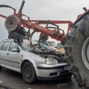 SAMOCHÓD WJECHAŁ W CIĄGNIK ROLNICZY