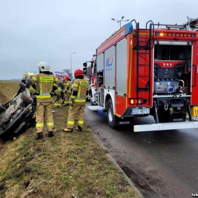 ZDARZENIE DROGOWE NA RONDZIE PRZED CERKWICĄ