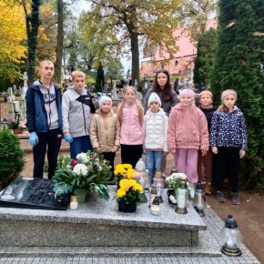 UCZNIOWIE POSPRZĄTALI GRÓB PŁK KAZIMIERZA KOSIARSKIEGO