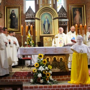 WPROWADZENIE RELIKWII ŚW. JANA PAWŁA II DO ŚWIĄTYNI W KONARZEWIE