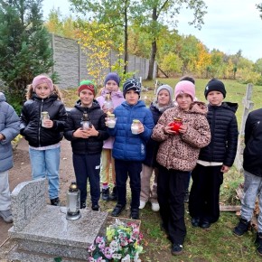 UCZIOWIE ZSP W KARNICACH POSPRZĄTALI ZANIEDBANE GROBY