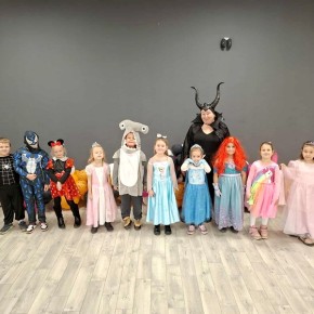 DZIEŃ POSTACI Z BAJEK W SZKOLE W CERKWICY