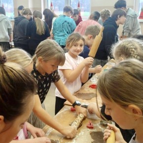 PIECZENIE ŚWIĄTECZNYCH PIERNIKÓW W SZKOLE W KARNICACH