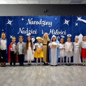 PRZEDSZKOLAKI Z CERKWICY W ŚWIĄTECZNYM PRZEDSTAWIENIU JASEŁKOWYM