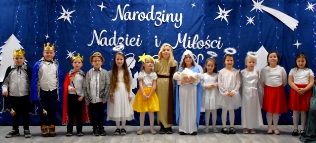 PRZEDSZKOLAKI Z CERKWICY W ŚWIĄTECZNYM PRZEDSTAWIENIU JASEŁKOWYM