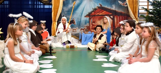 JASEŁKA I SZKOLNA WIGILIA W ZSP KARNICE