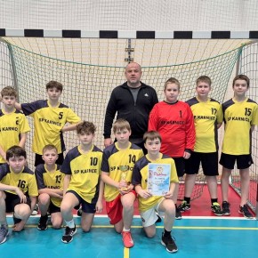 UCZNIOWIE ZSP KARNICE WICEMISTRZAMI POWIATU W PIŁCE RĘCZNEJ
